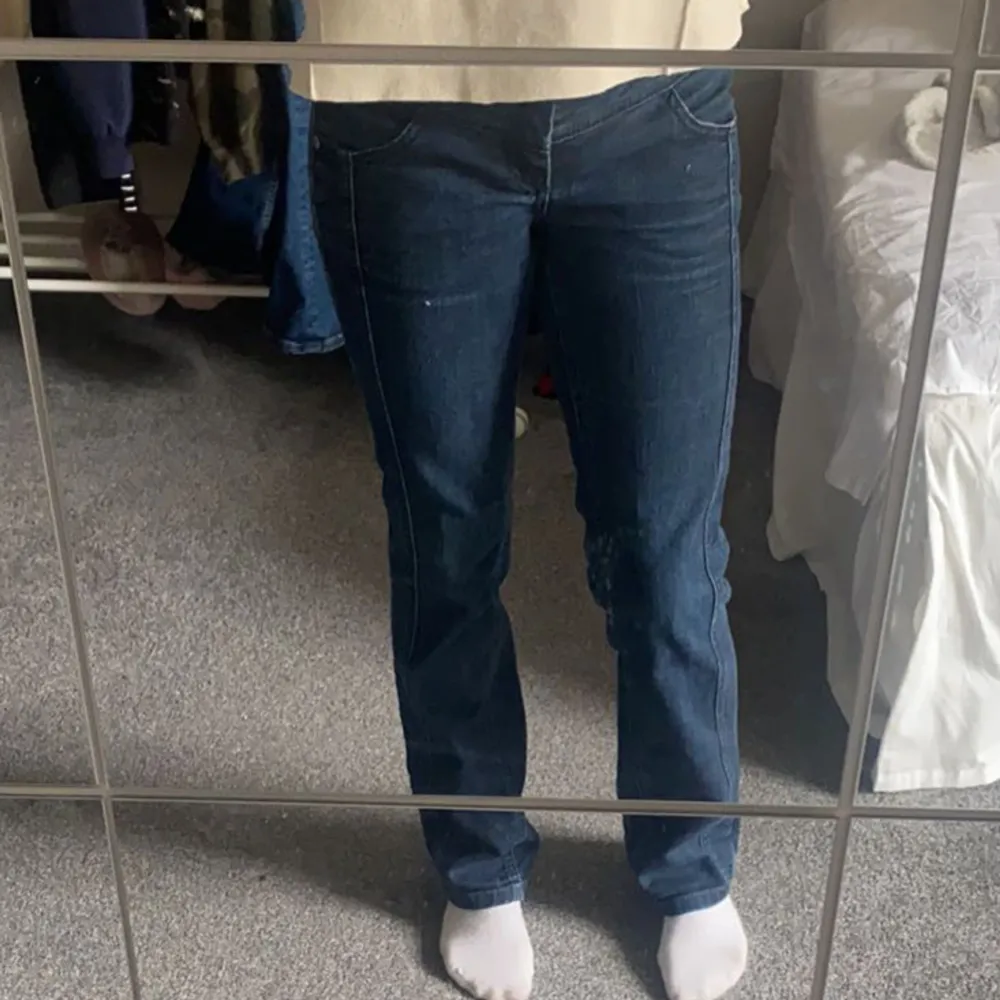 Skitsnygga jeans!!  Använt få tal gånger och inga defekter förekommer. Passar mig som är cirka 170. Jeans & Byxor.