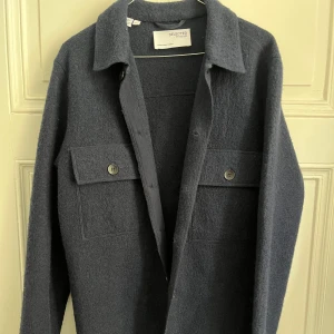 Selected Homme overshirt - Storlek S, mycket snygg overshirt i väldigt bra skick.