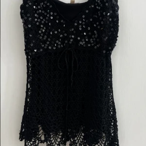 Festopp - Så fin paljettopp med spets. Storlek M🤍
