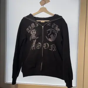 Tja! Säljer denna as feta ”aim for the moon” hoodie. Hör av er vid minsta lilla fråga💫🤝