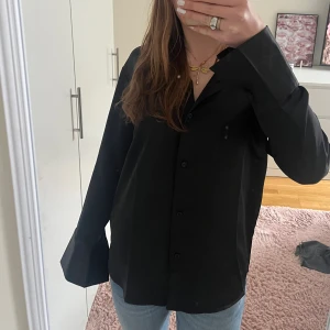 Satinskjorta - Säljer denna super snygga satinskjorta/blus då den inte kommer till användning. Den är i toppen skickat då den endast är använd en gång. Tveka inte att höra av dig om du har någon fråga! Använd gärna köp nu.