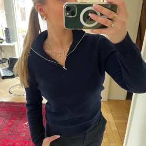 Half zip tröja - Så fin half zip tröja i marinblått från United colors of benetton.  Fint skick! 