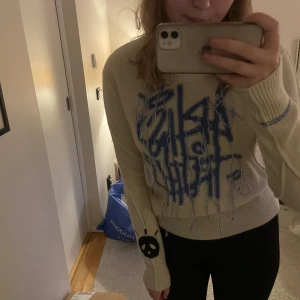 Zadig & Voltaire kashmirtröja  - En superfin och unik Kashmirtröja från Zadig et Voltaire! Verkligen jättecoolt tryck på magen och snygga detaljer. Mycket sparsamt använd då den inte riktigt är min stil och inga defekter🤍Nypris 5000 kr! Storleken är S men passar mig som är M.