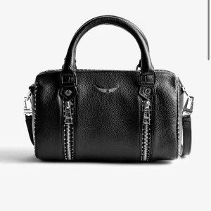 Zadig Sunny XS - Mycket bra skick, använd ett antal gånger men kommer inte till användning. Har rostat pyttelite där man hänger banden(se sista bild).Storlek XS (inte nano eller medium). Köpt i december 2023. Jättefin och passar till allt! Skriv om det undras något!💞