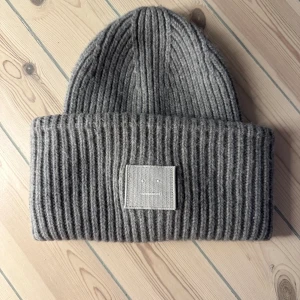 Acne mössa  - Jättefin acne mössa som tyvärr inte kommer till användning längre🩷