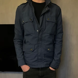 Field jacket - Tjena, säljer min sjukt Grisch field jacka. Märket är zara men det är en sjukt gammal som inte går att hitta längre. för fler frågor är det bara att meddela mig.