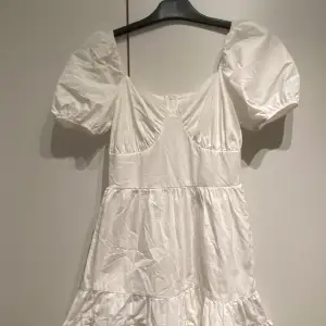 Säljer nu denna vita korttklänning som tyvärr var för liten för mig. Köpt på Plick för 250kr. Märket är Parisian, storlek 36 finns dragkedja i ryggen.  