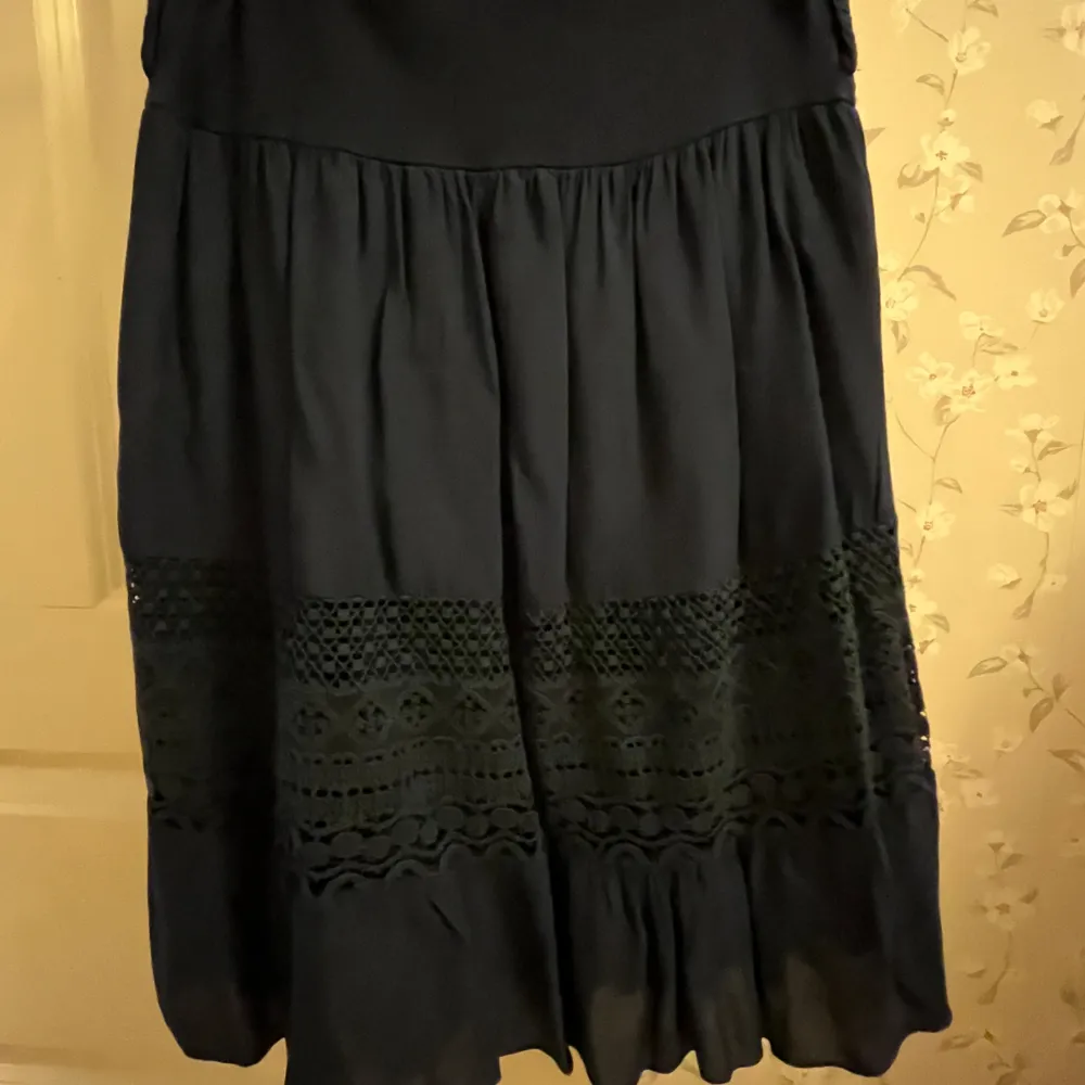 Knälång mörkblå kjol med spets och resor i midjan🦋 passar S/M. Kjolar.