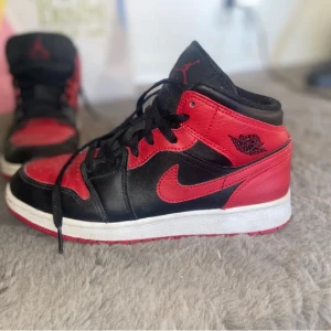 Jordan 1  - Säljer ett par Jordan 1 för att de inte kommer till användning. De är använda fåtal gånger. Priset går att diskutera vid snabb affär 
