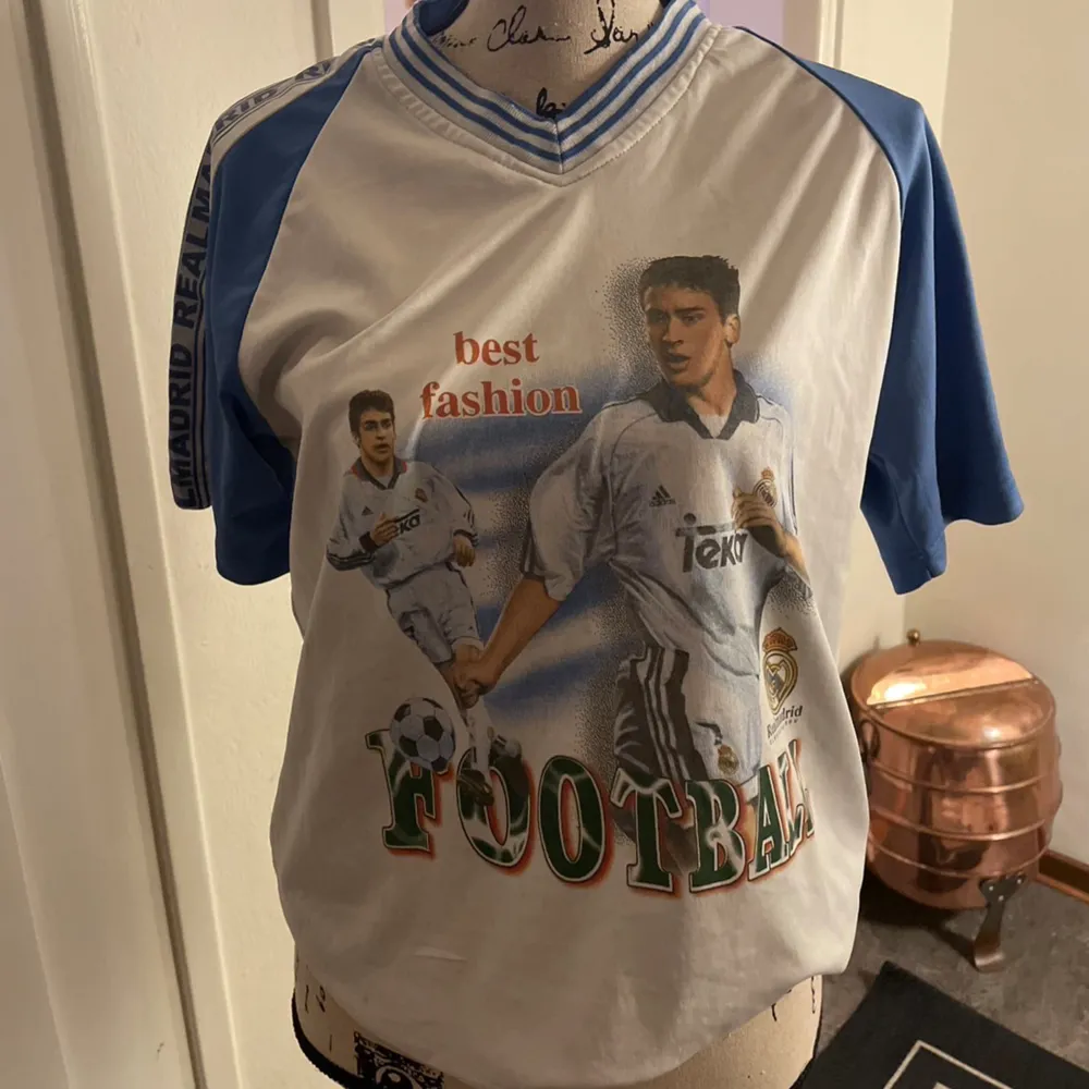 En real madrid fotboll t-shirt nr 7. Skriv för att diskutera pris och mer bild 🩷🩷. T-shirts.