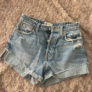 JEANS SHORTS  - Jeans shorts från zara i bra skick!! 💙💙💙