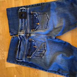 Snygga low boootcut vintage jeans med coola fickor både fram och bak🥰🥰