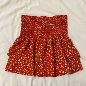 En röd blommig kjol