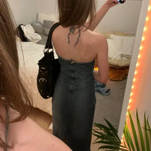 Jeansklänning h&m - Vintage jeansklänning från h&m från 2000-talet i storlek 38/M ❤️ jag har storlek XS o den passar inte mig. Vintage 🩷