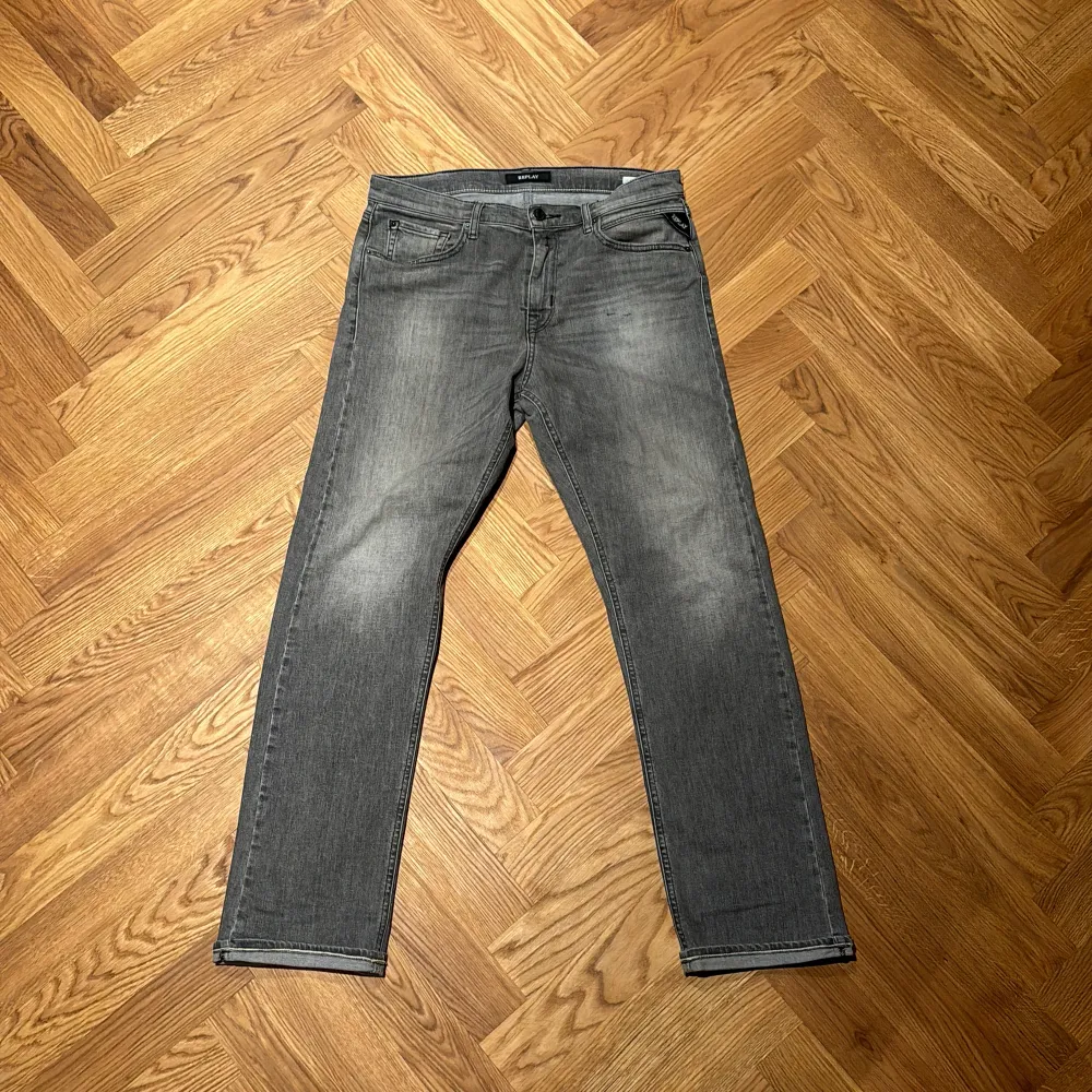 Ett par riktigt feta replay jeans, använda ett fåtal gånger. Inga defekter, nypris 1800kr, mitt pris 499kr. Skriv om frågor!. Jeans & Byxor.