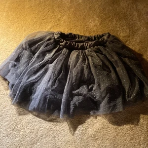 Grå kjol! - Prickig fin kjol!