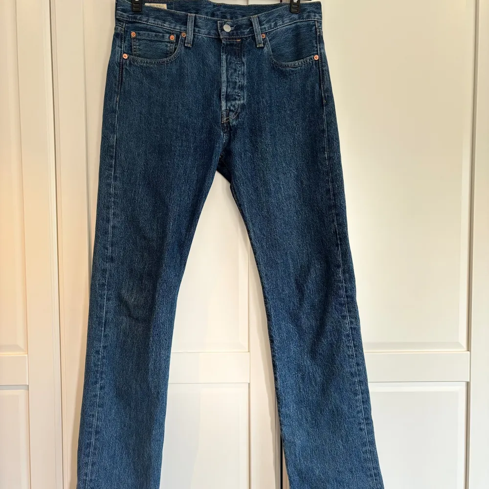 Helt nya Levis jeans. Använda 1 gång. De är i modellen 501 och är straight fit. . Jeans & Byxor.