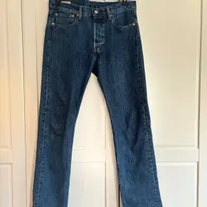 Helt nya Levis jeans. Använda 1 gång. De är i modellen 501 och är straight fit. 