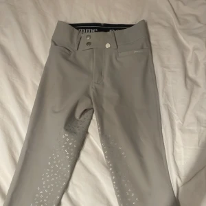 Gråa pomme ridbyxor  - Superfina ridbyxor aldrig använda då dom är för små🤗nypris:1199kr frakt ingår i priset🥰kan hämtas i Borås 