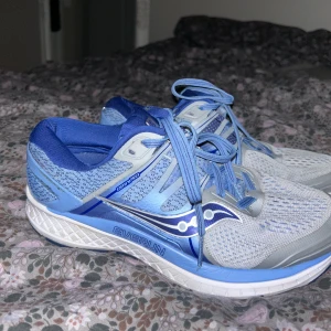 Saucony joggingskor - Använda sparsamt och i väldigt fint skick med bra kvalitet. De är köpta för ca 5 år sedan, men inte använda alls mycket. Jag har tyvärr inte kvar skolådan.