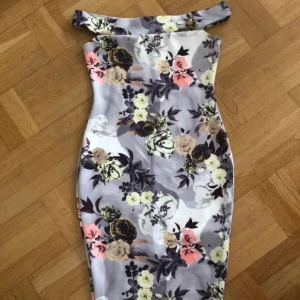 Klänning 38 - Oanvänd i nyskick  