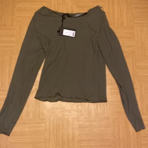  lång armad tröja  -  Den är helt oanvänd lång armad tröja 