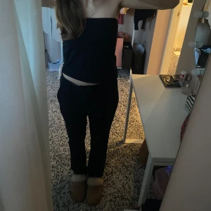 Mos Mosh kostymbyxor - Svarta kostymbyxor från märket Mos Mosh. Använda men i mycket bra skick! Säljer då de är för stora för mig💓