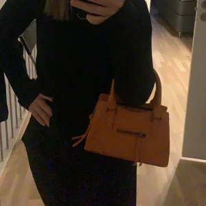 Väska - Använder inte väskan något mer så det var dags att sälja 😕 I ett superbra skick. Kontakta mig för mer information!