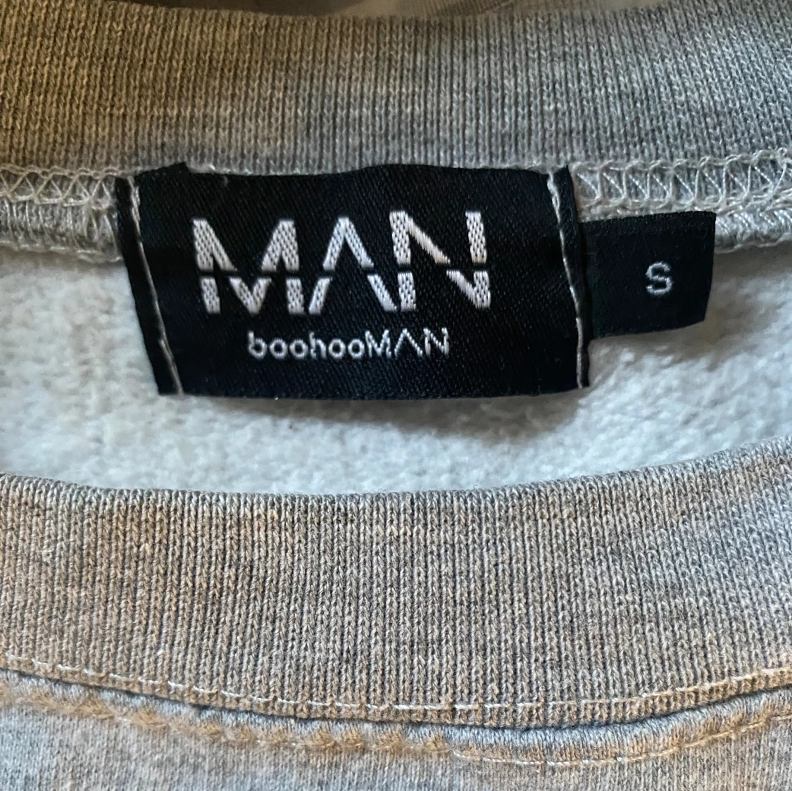 Grå sweatshirt med tryck - 91