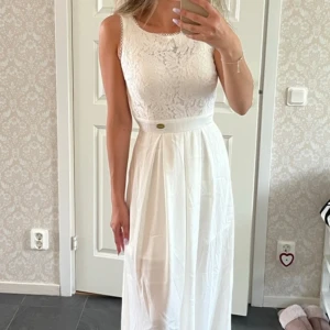 Vit klänning  - Fin klänning från Chiara Forthi, helt oanvänd!