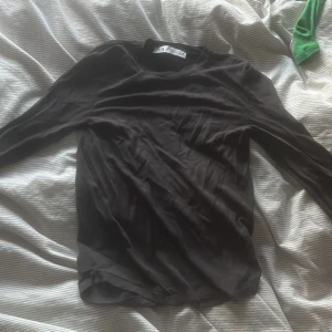 Tunn tröja  - En jätte fin tunn tröja från zara som är lite genomskinlig i tyget och endast använd någon gång. Storleken är S. 