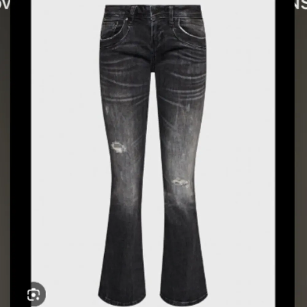 Super fina mörk grå/svart knappt använda LTB jeans 🩷skriv vid fler frågor och pris kan diskuteras. Dom är slutsålda på hemsidan🩷🩷. Jeans & Byxor.