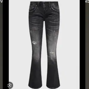 Super fina mörk grå/svart knappt använda LTB jeans 🩷skriv vid fler frågor och pris kan diskuteras. Dom är slutsålda på hemsidan🩷🩷