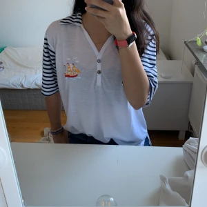 Fin skjorta/ t-shirt!! - Säljer en fin skjorta/t-shirt som jag fick och som inte kommer komma till användning💗 Helt ny med prislapp kvar! Storlek L men jag skulle säga att den passar M också💗