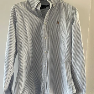 Ralph lauren skjorta  - Cool Ralph Lauren skjorta! Unisex och strl 4. Nyskick, inga defekter💓