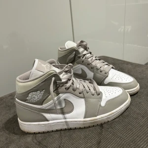 Jordan 1 line mid - Tjoo, säljer ett par Jordan 1 line mid. Väldigt bra skick och bekväma skor Storlek:42,5 Använt några fåtal gånger 