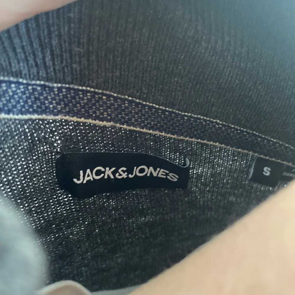 En stickad halv zip ifrån Jack and Jones, tröjan är för liten och därför sälja den. Är i super bra skick och visar inga tecken på användning, köptes för ca 500kr och säljs för 200kr, pris kan diskuteras vid en snabb affär!. Tröjor & Koftor.
