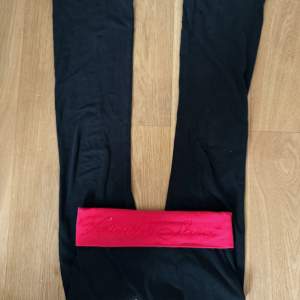 Yoga pants från Victoria’s Secret.  Bootcut. Innerbenslängd 84 cm.