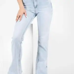 High-waisted jeans  Jeans with a slit in the side