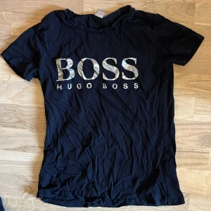 Boss tshirt  - Boss tshirt i super bra skick. Inga defekter! 