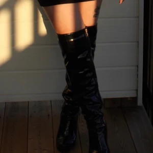 Höga klackar  - Fina lackstövlar 