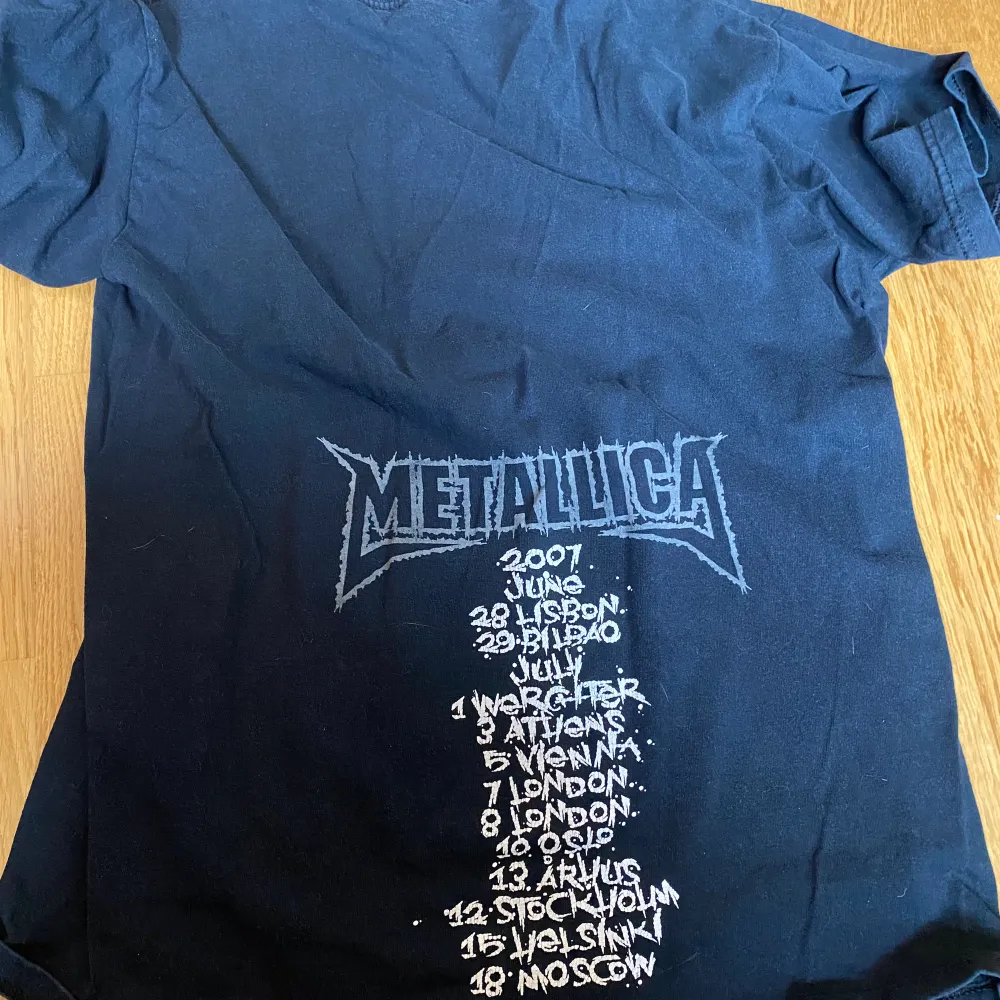 jättesnygg bandtröja med metallica tryck! köpt second hand men är i fint skick. säljer då jag inte lyssnar så mycket längre. har katt! . T-shirts.