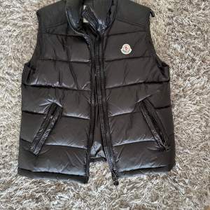 Moncler väst strl S (2)