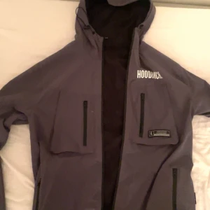 hoodrich windbreaker - säljer min hoodrich jacka då jag nästan aldrig använt den. inge fel på den helt ny skick