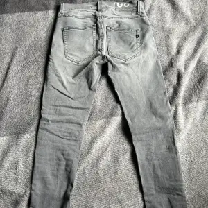 Tjena! Säljer nu mina Dondup Jeans i modellen Roddy då de inte längre passar mig. Modellen är super skinny fit och är i 9/10 skick!