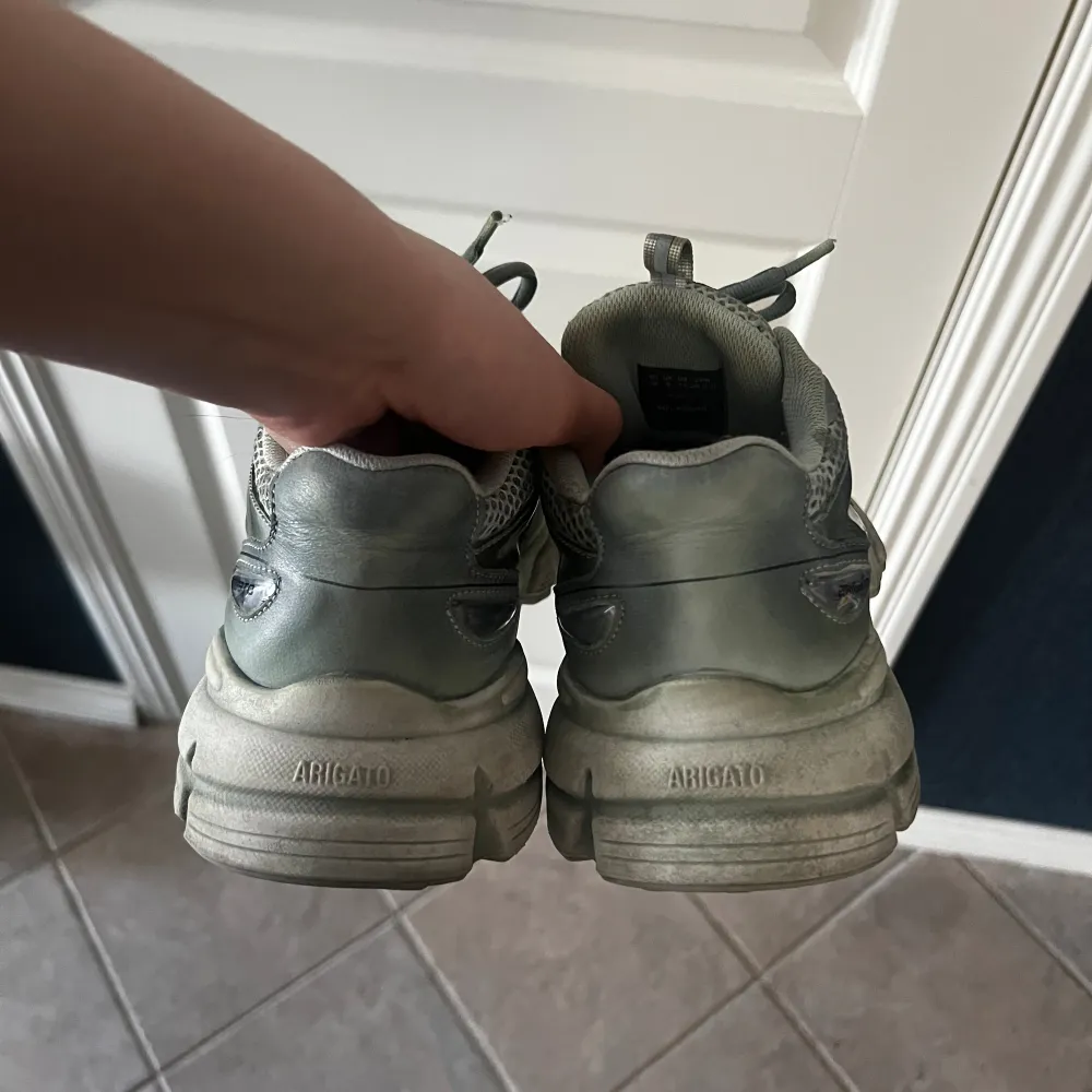 Säljer dessa smutsgröna Arigato Sneakers som är köpa sommarn 2023. De är i väldigt bra skick då jag inte använt dem särskilt mycket. De är ganska små i storleken så skulle säga att det passar en 37 också! 🩷Nypris 3500kr. . Skor.
