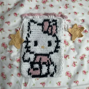 Hello kitty pouch  - En gullig necessär som är perfekt för förvaring samt smink väska 💋den är gjord på Cotton garn och är lagom stor ⭐️
