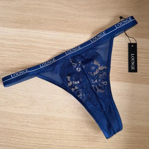 Lounge stringtrosor spets - Helt nya trosor från Lounge storlek S, oanvända såklart. Superfina men tyvärr för små för mig då jag vet jag behöver storlek L. Billigaste frakten: 18kr med frimärke men andra alternativ går också om man vill hellre. Postbevis skickas alltid noggrant