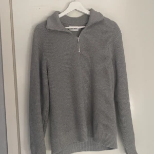 Zip up tröja  - Gå Zip up tröja till salu, inget jag själv anänder längre och skulle gärna vilja få sålt den, inga skador och är i ett mycket fint skick👍🏻 pris kan diskuteras 
