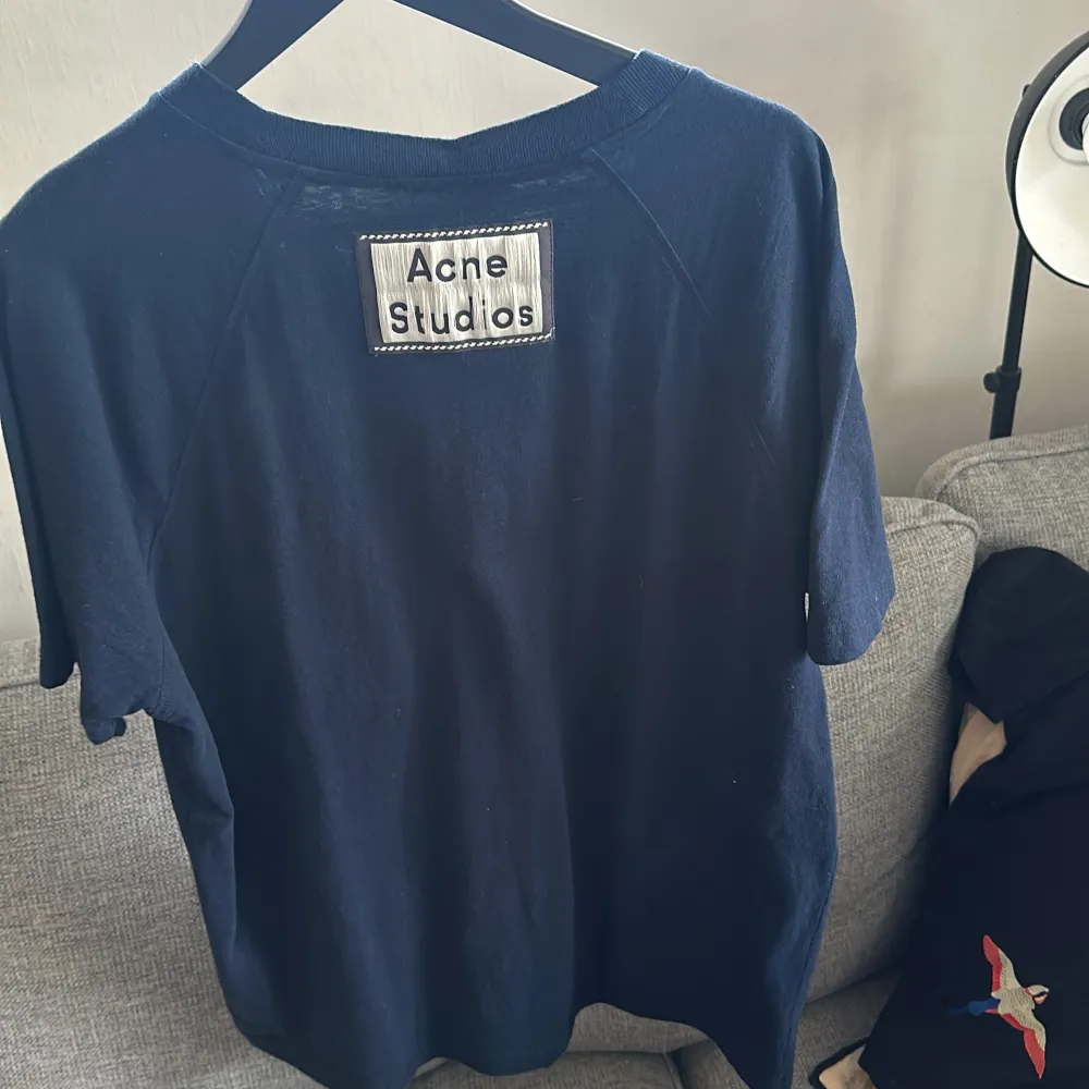 Acne studios T-Shirt Storlek L  Oversize Nypris 1499 Mitt pris1100 Oanvänd med tagg kvar. T-shirts.
